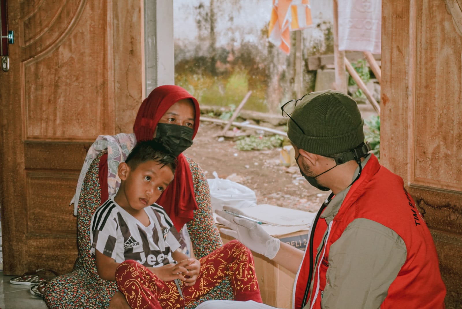 Read more about the article Tim Relawan FK Unisa Memberikan Layanan Kesehatan Untuk Korban Erupsi Gunung Semeru